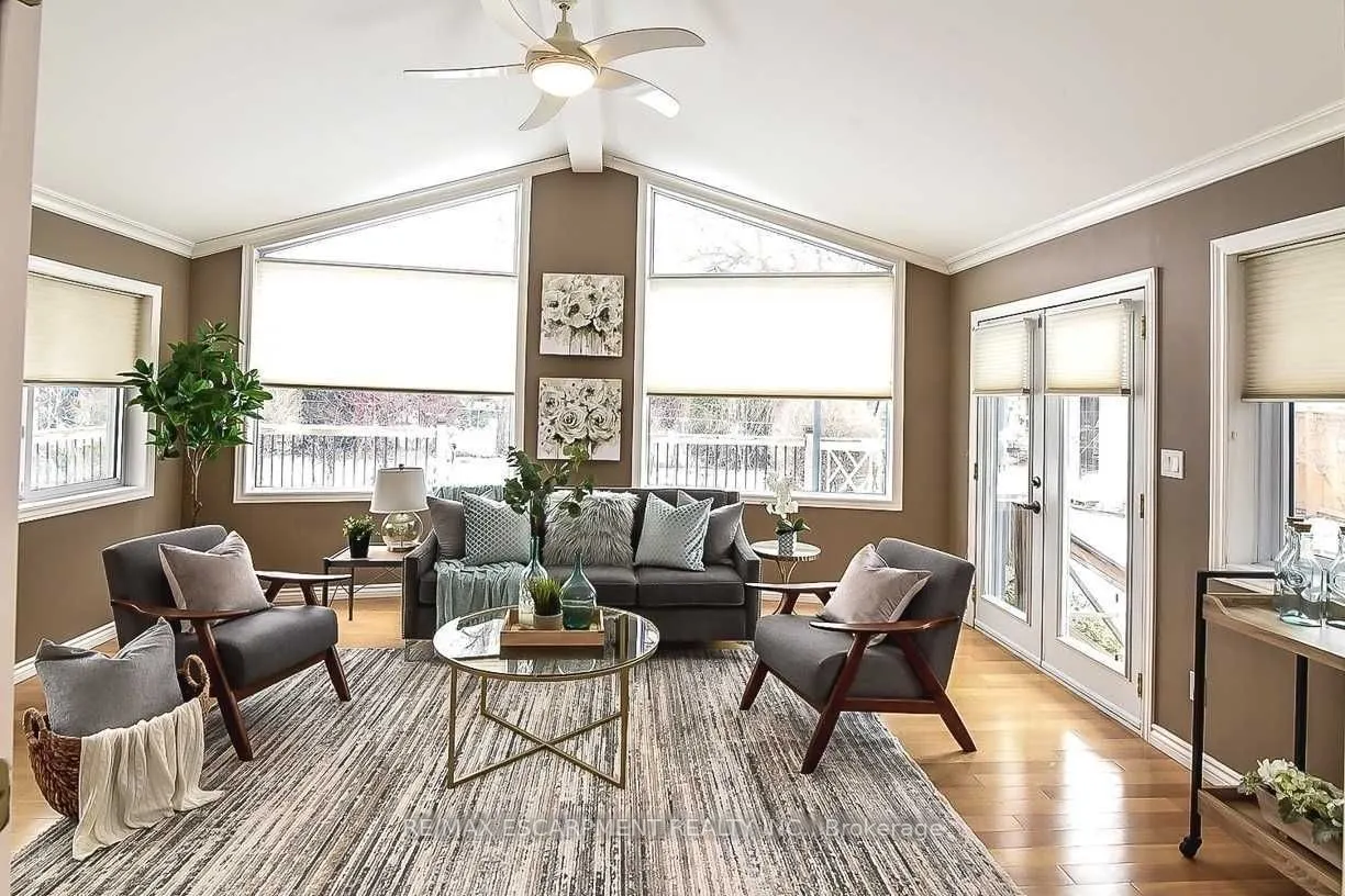 23 Woodsview Avenue W