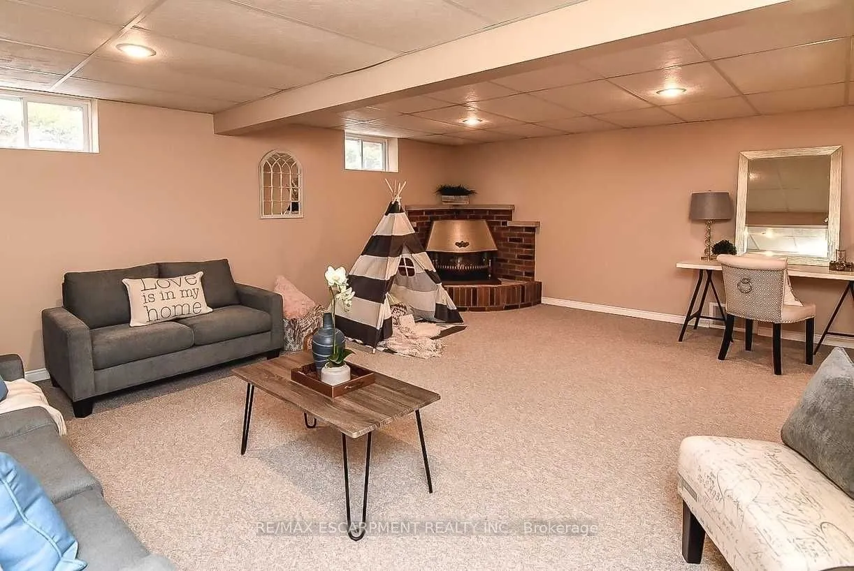 23 Woodsview Avenue W