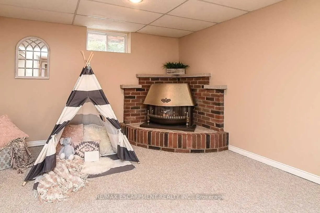 23 Woodsview Avenue W
