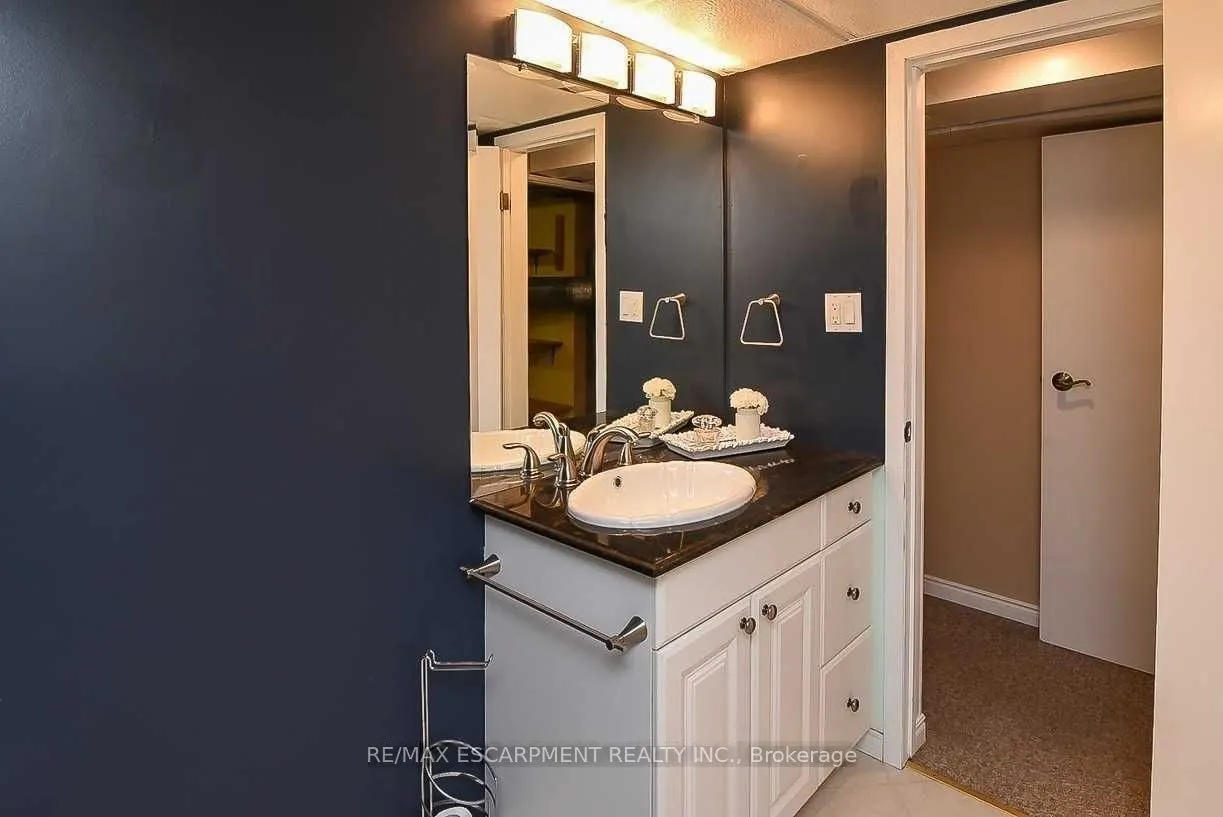 23 Woodsview Avenue W