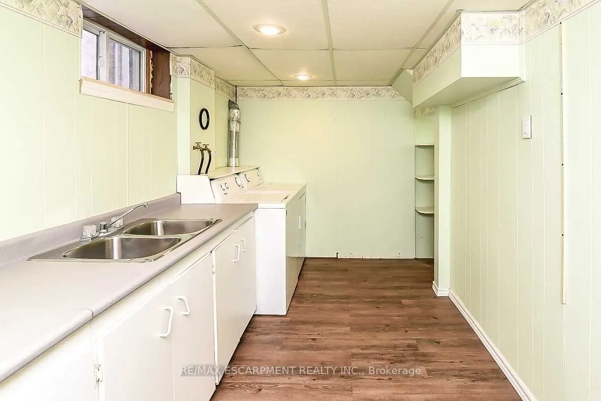23 Woodsview Avenue W