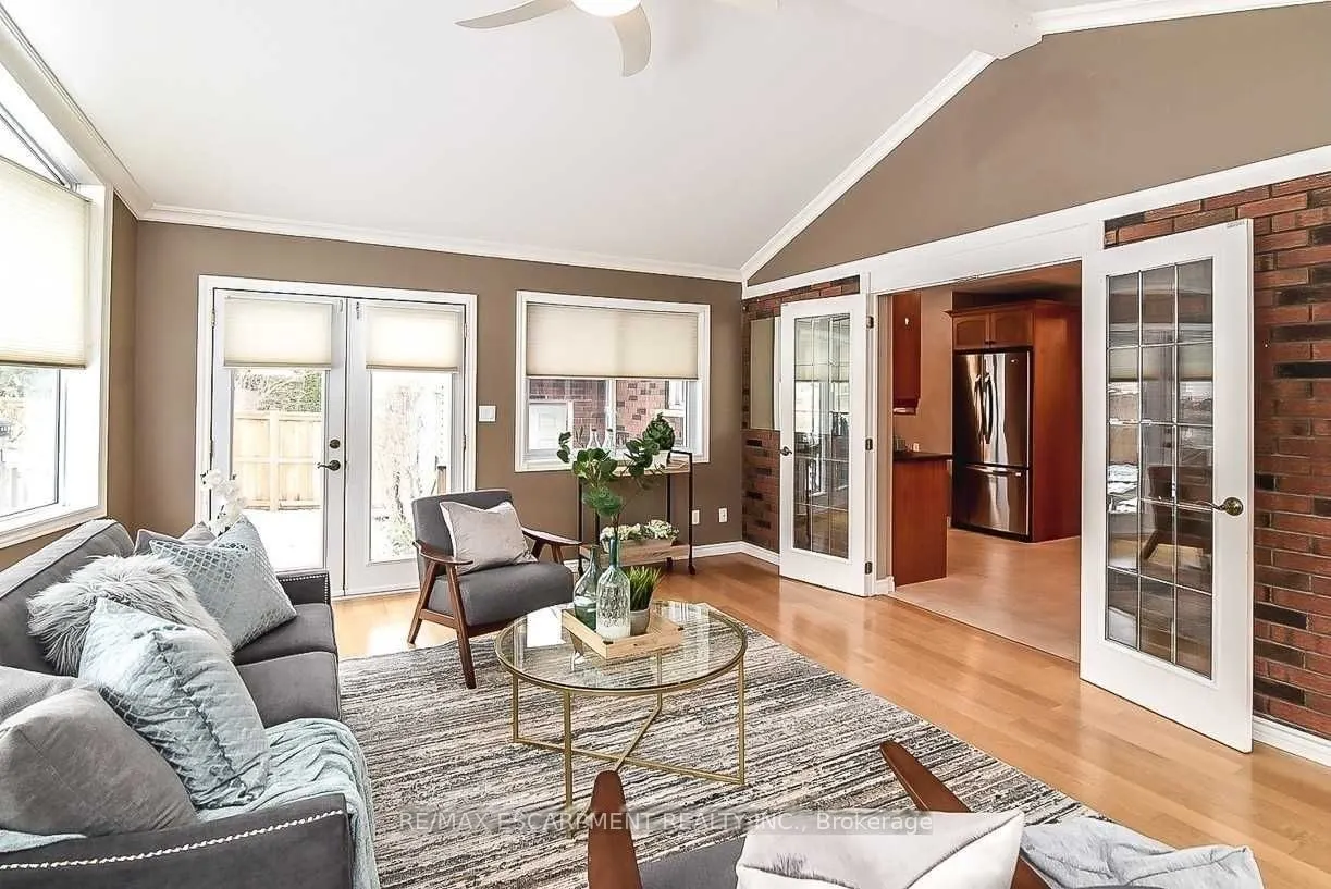 23 Woodsview Avenue W