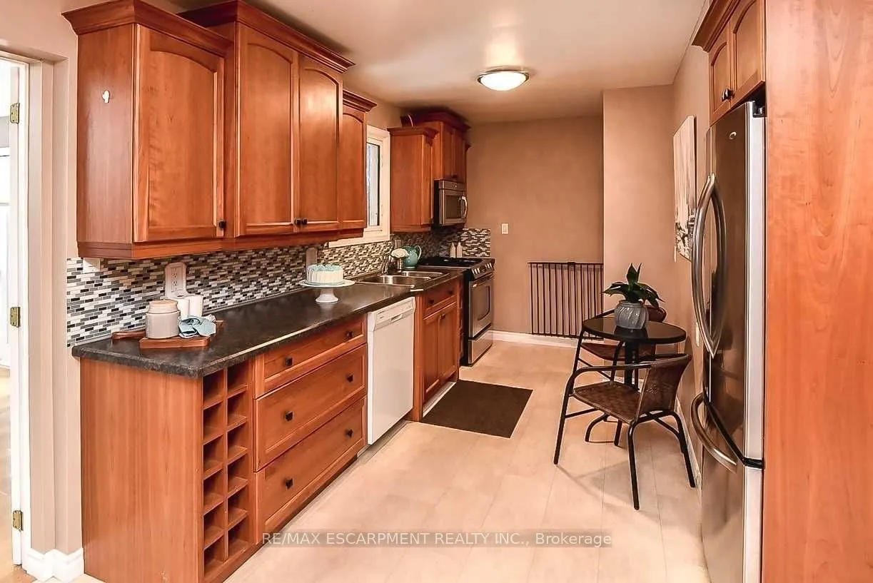23 Woodsview Avenue W
