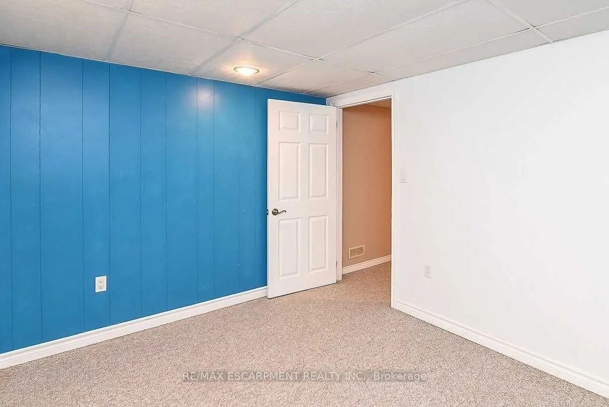 23 Woodsview Avenue W