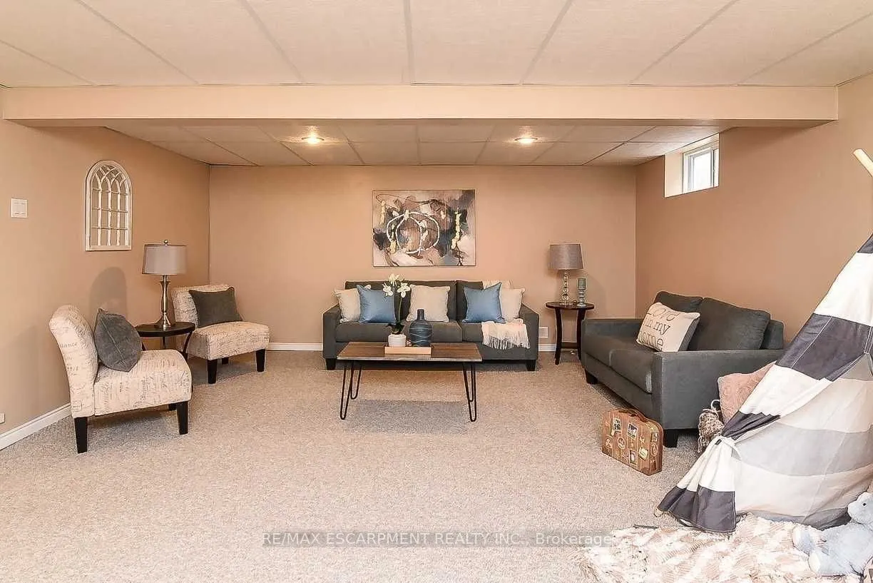 23 Woodsview Avenue W