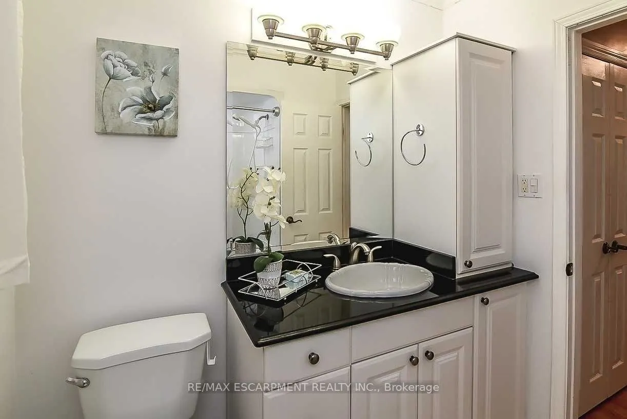 23 Woodsview Avenue W