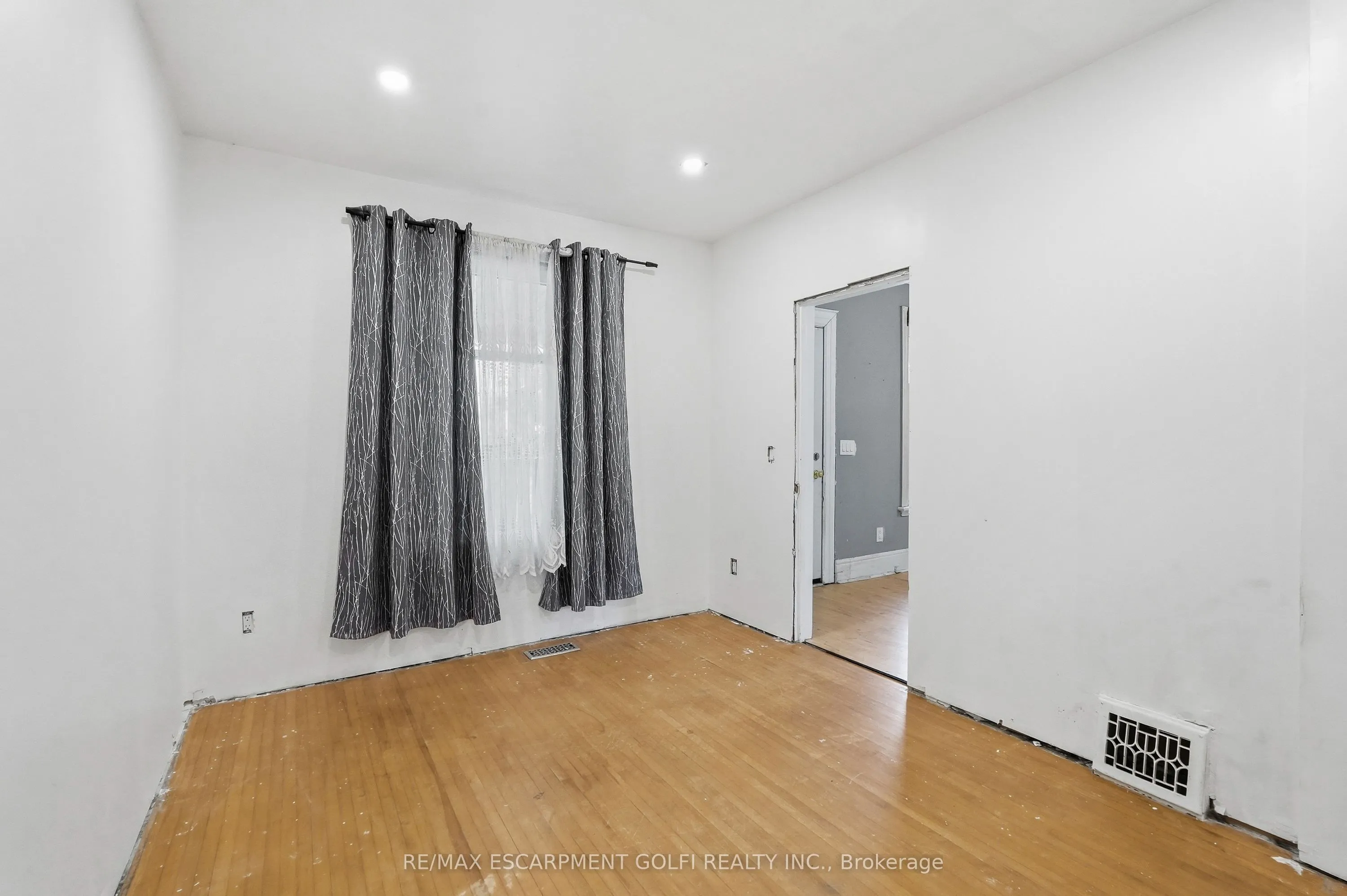7 Tom Street