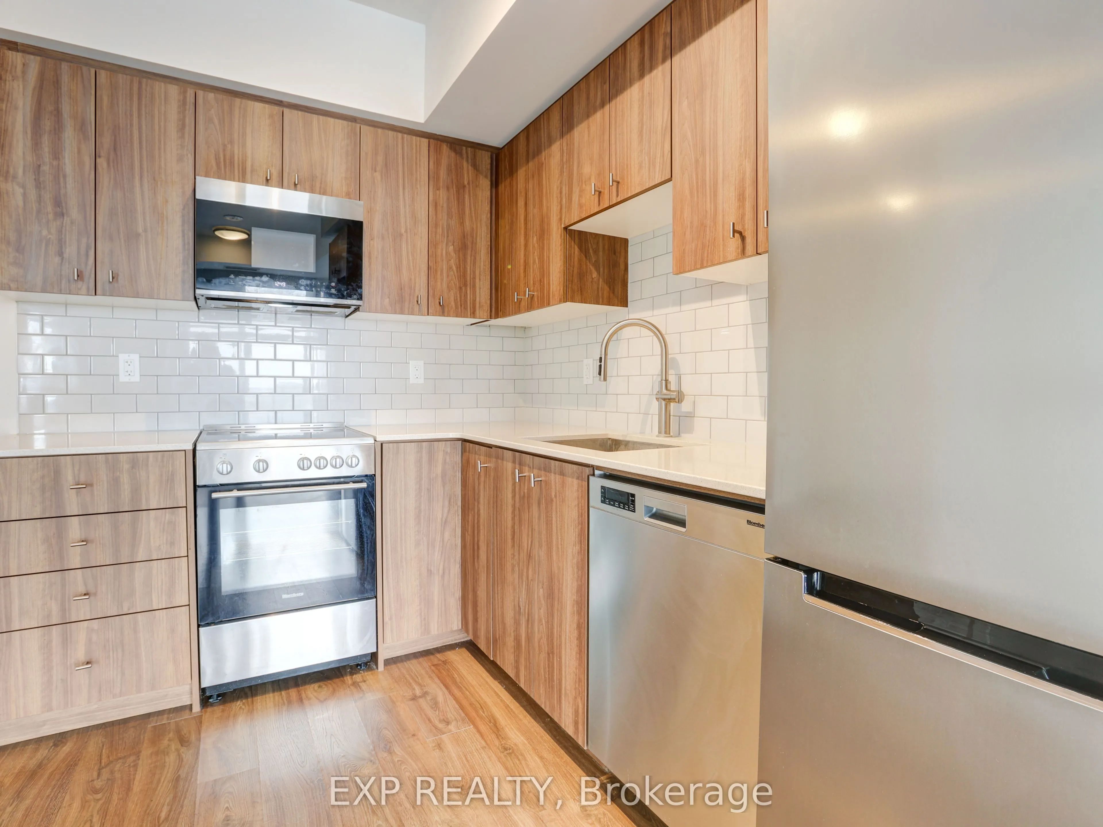 15 Wellington Street S #708