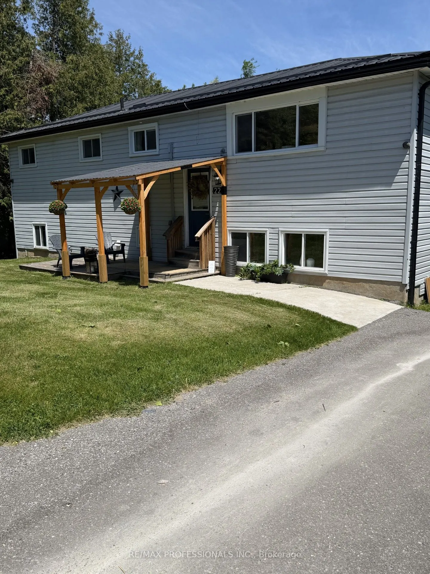 22 Lawrence Street N