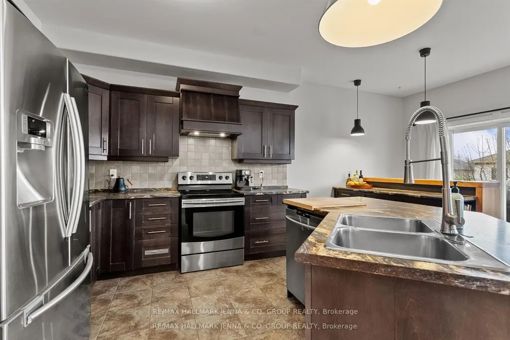 281 Topaze Crescent