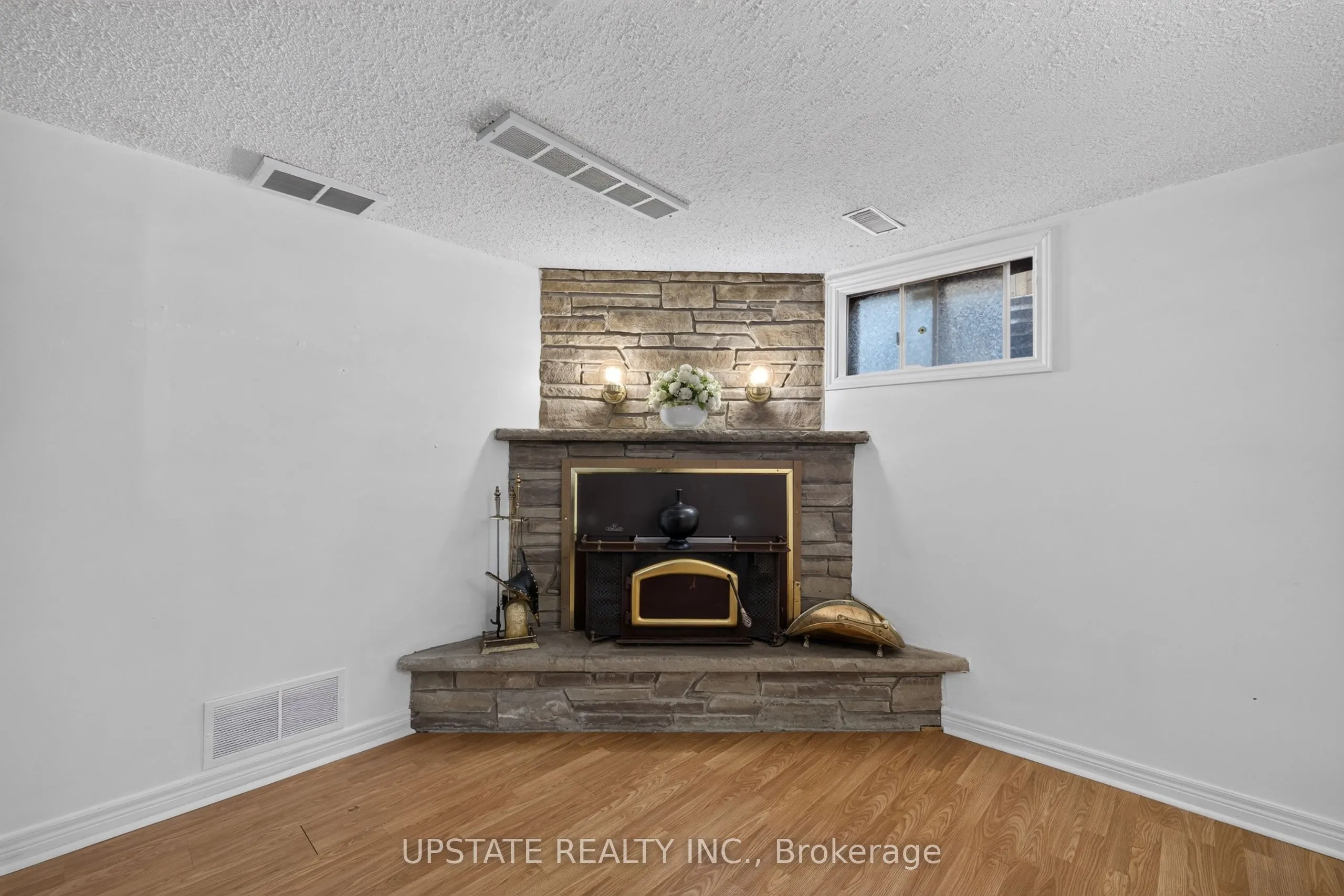 221 Cedarwoods Crescent