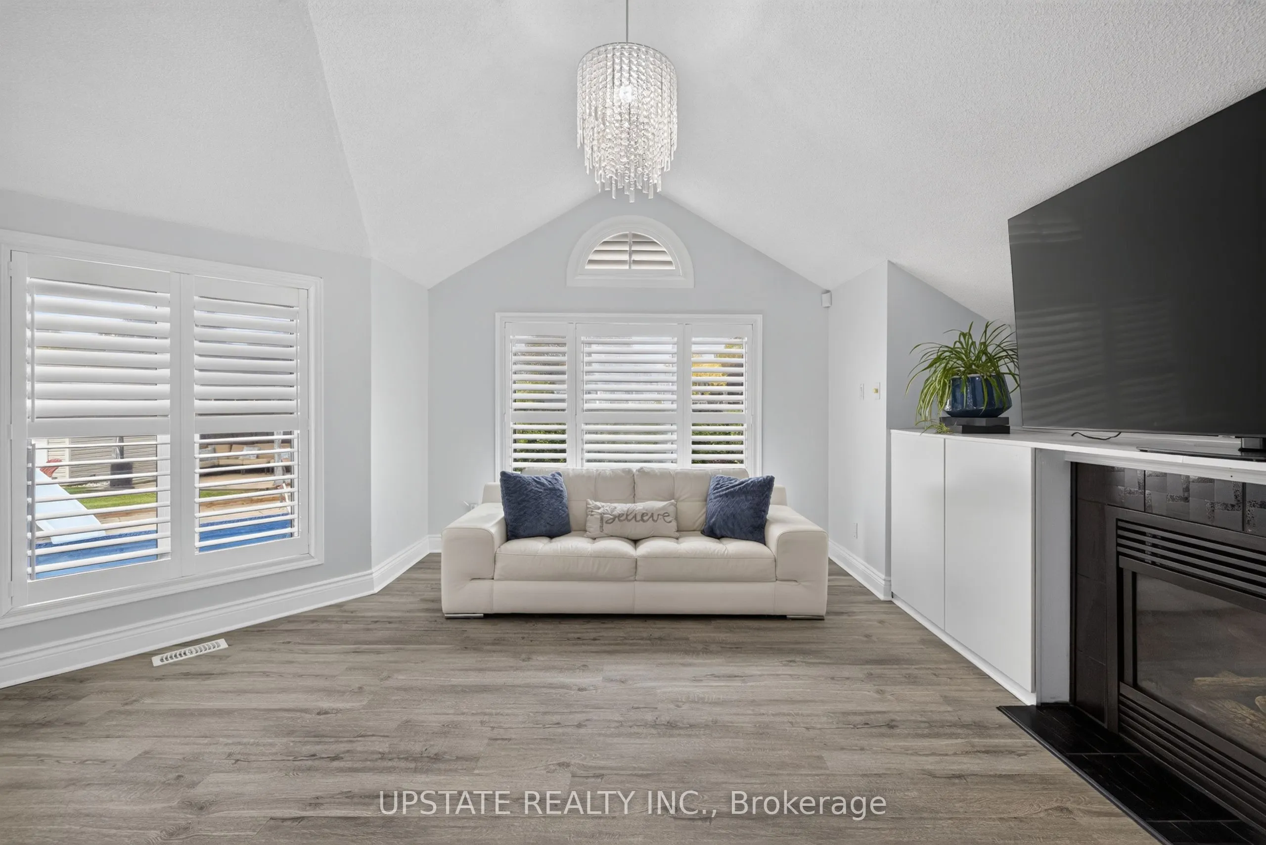 221 Cedarwoods Crescent