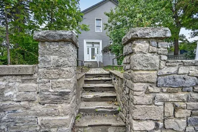 716 King Street W