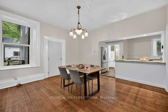 716 King Street W