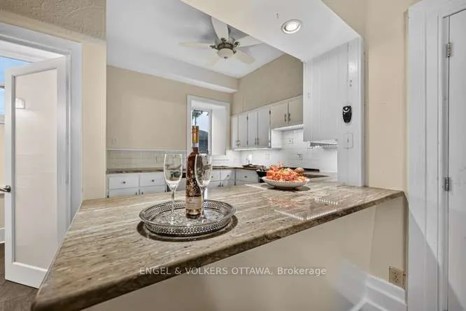 716 King Street W