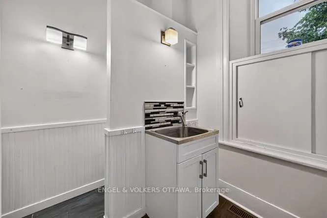 716 King Street W
