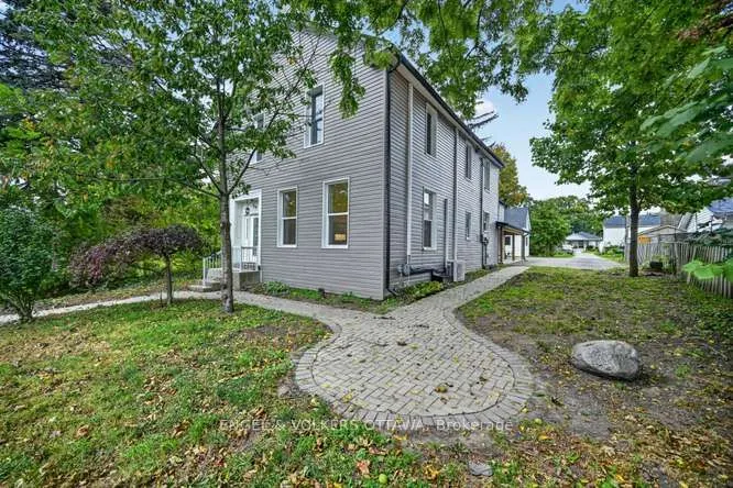 716 King Street W