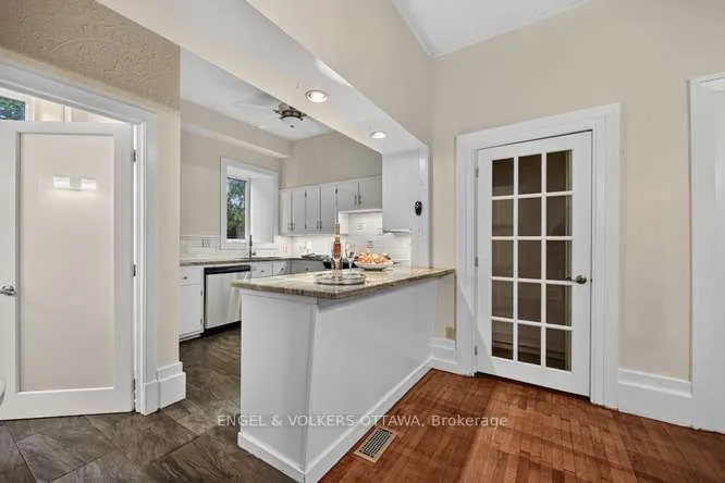 716 King Street W