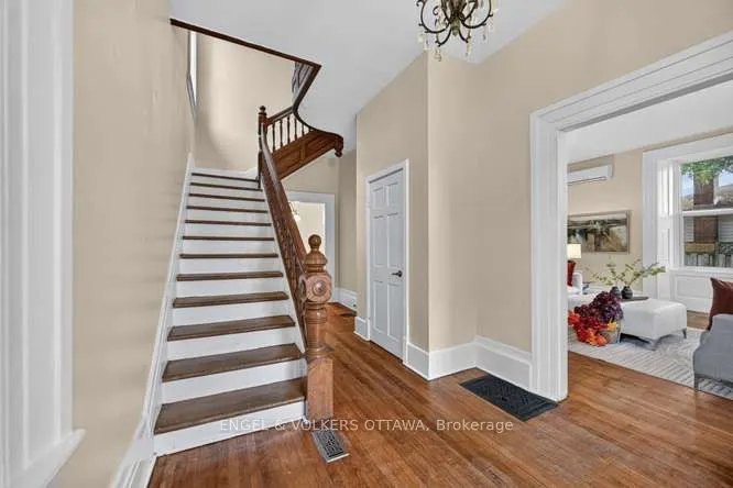716 King Street W