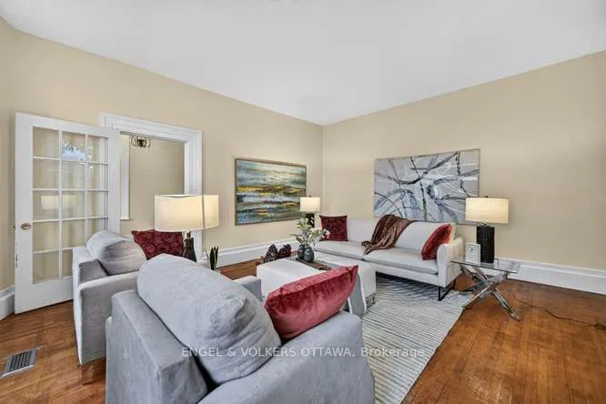 716 King Street W