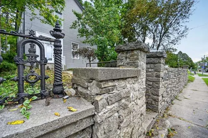 716 King Street W