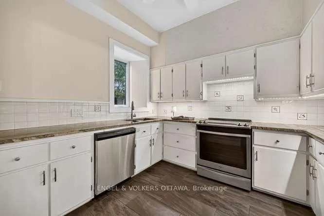 716 King Street W