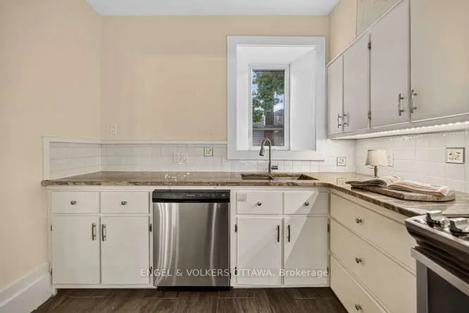 716 King Street W