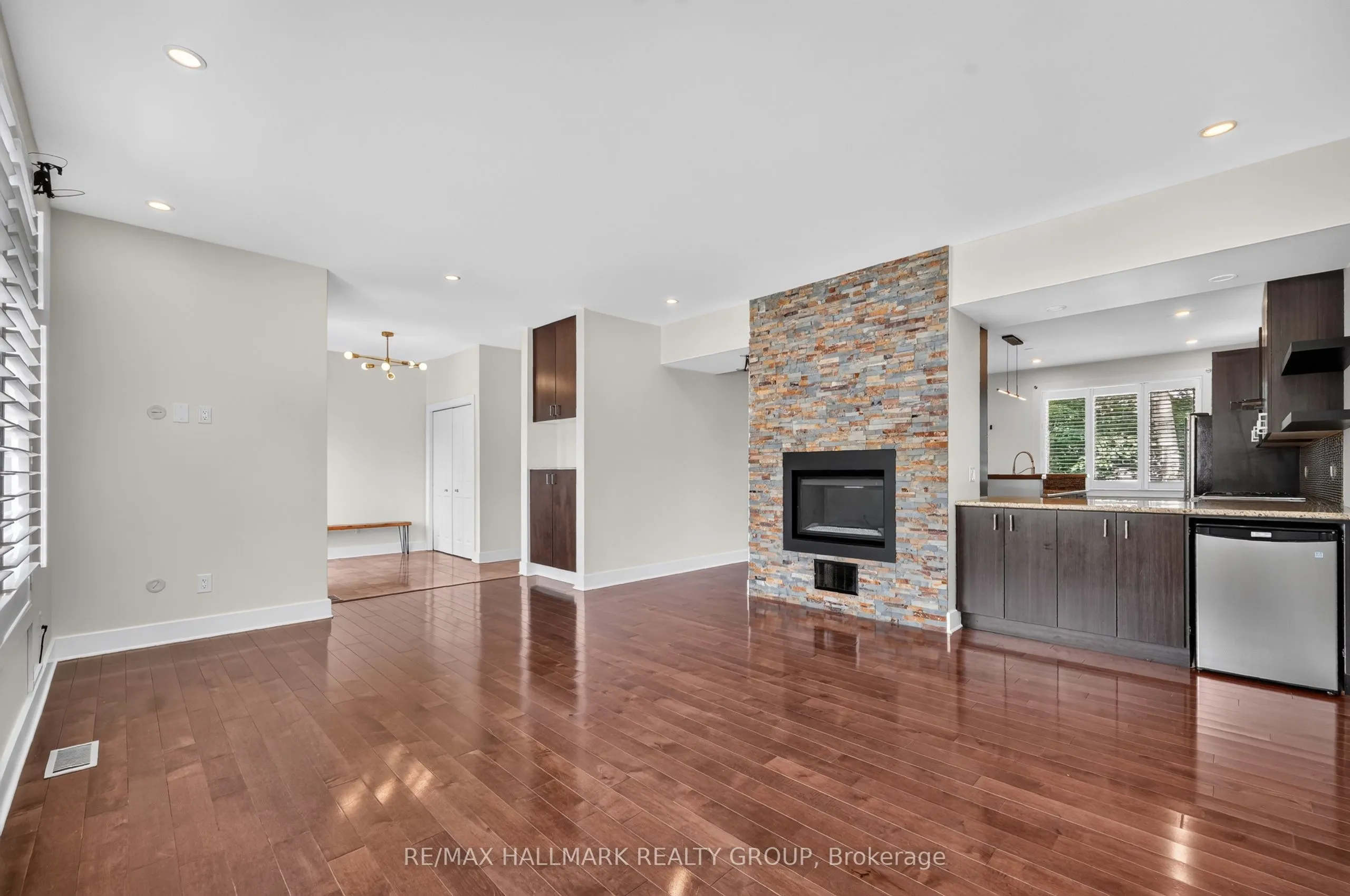 1559 Queensdale Avenue