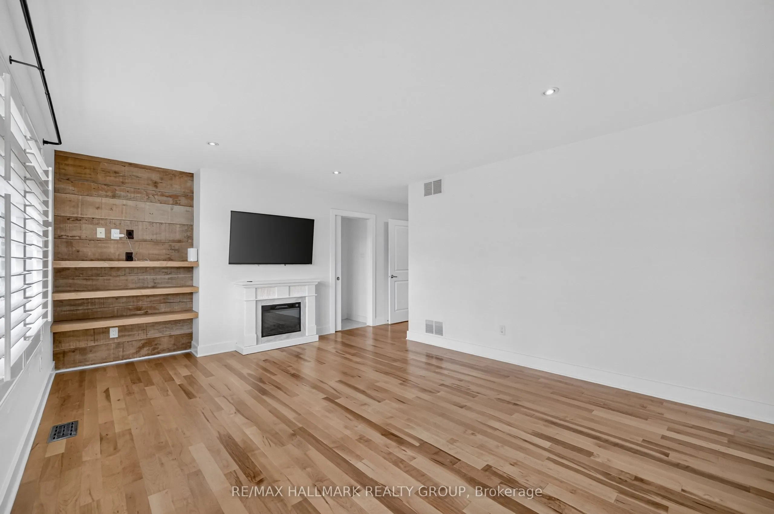 1559 Queensdale Avenue