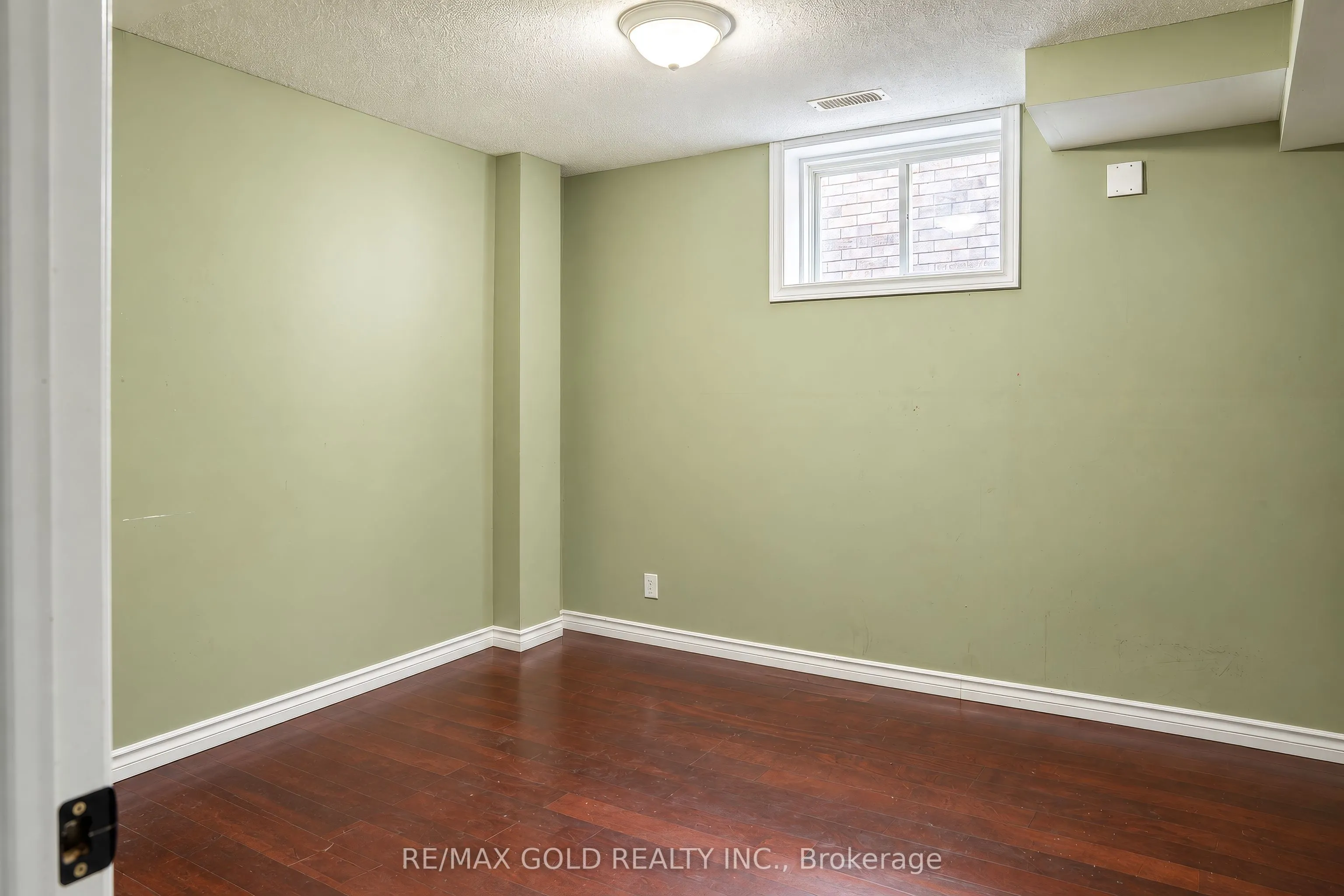 31 Melinda Street W