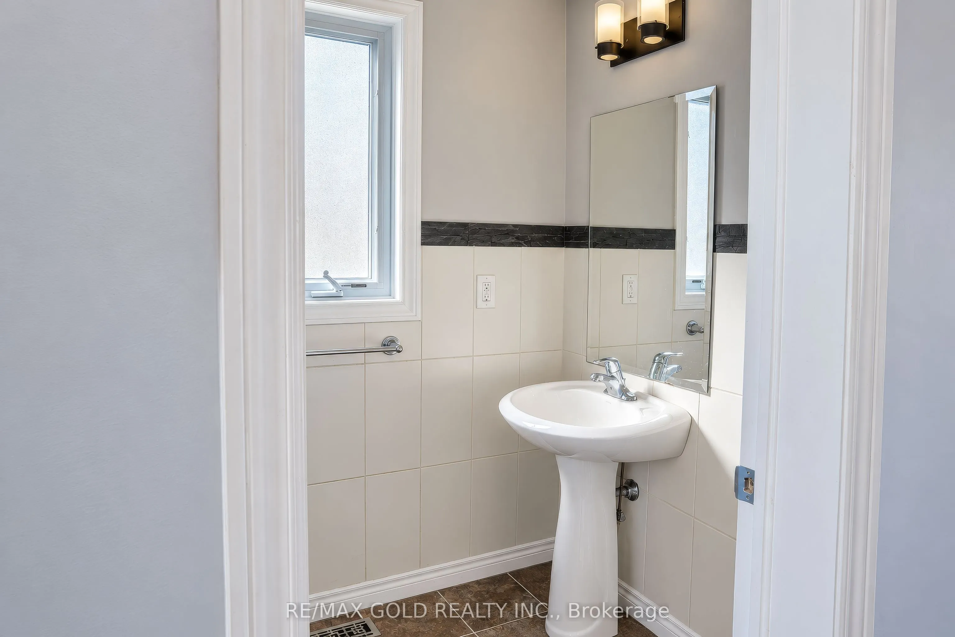 31 Melinda Street W