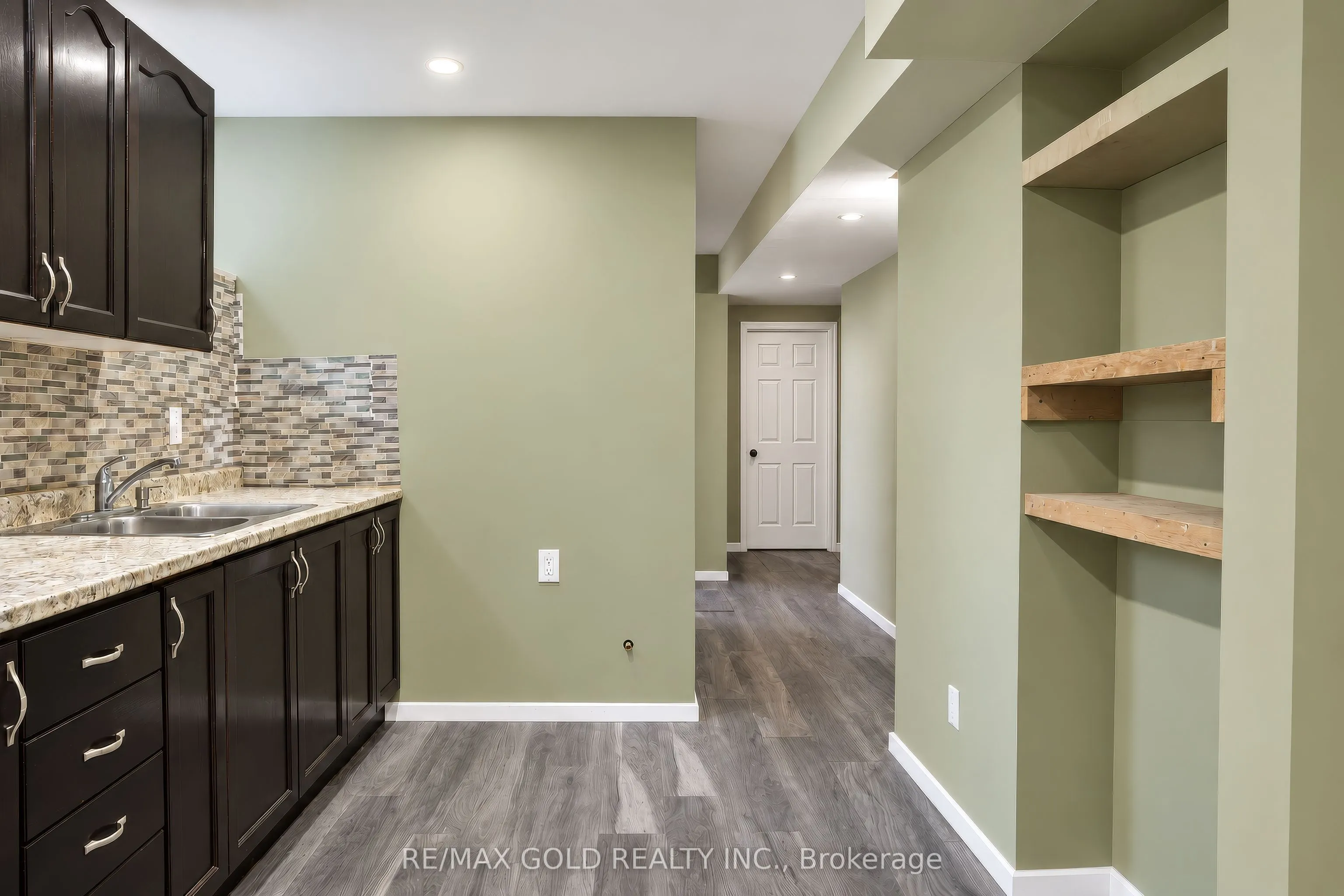 31 Melinda Street W