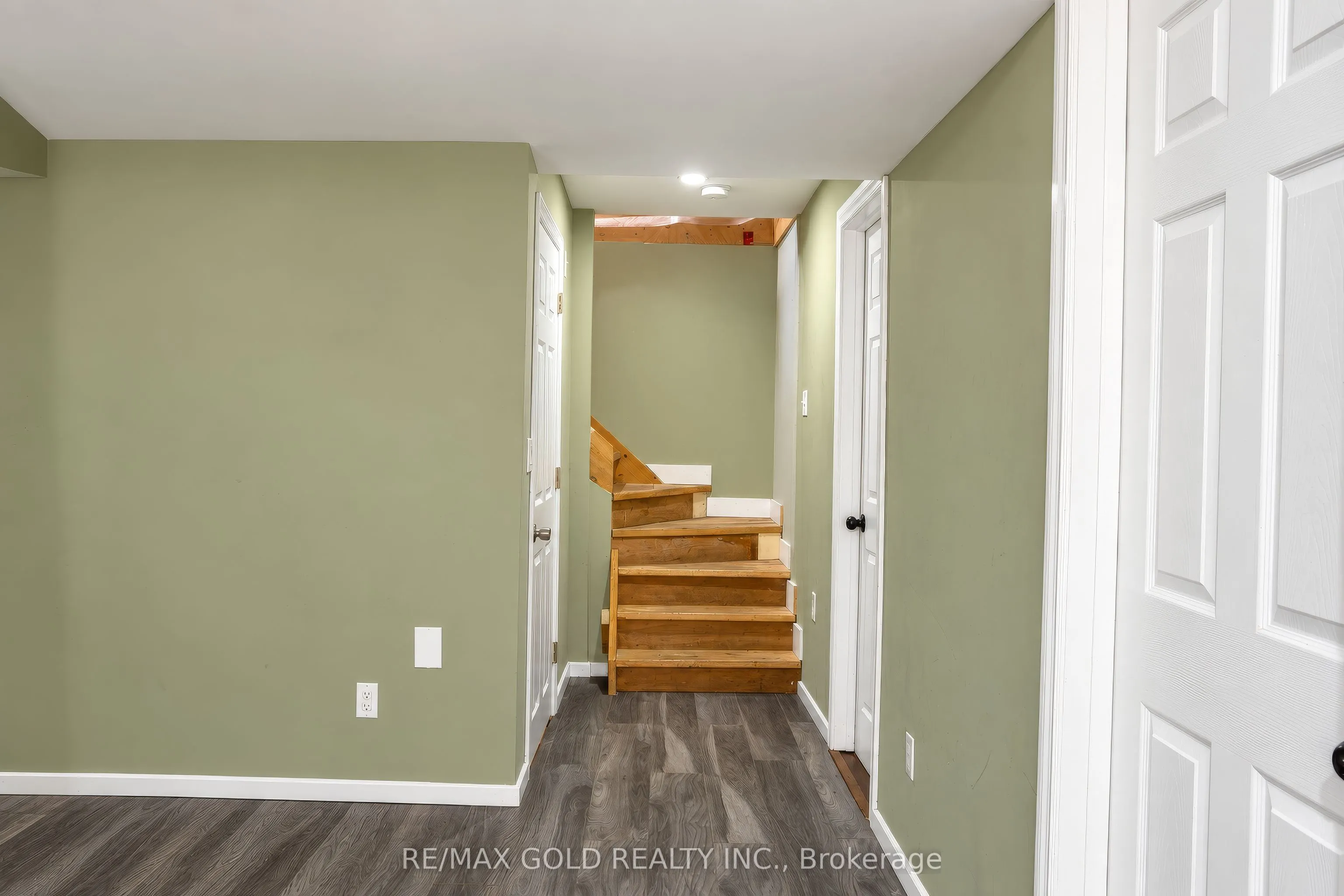 31 Melinda Street W