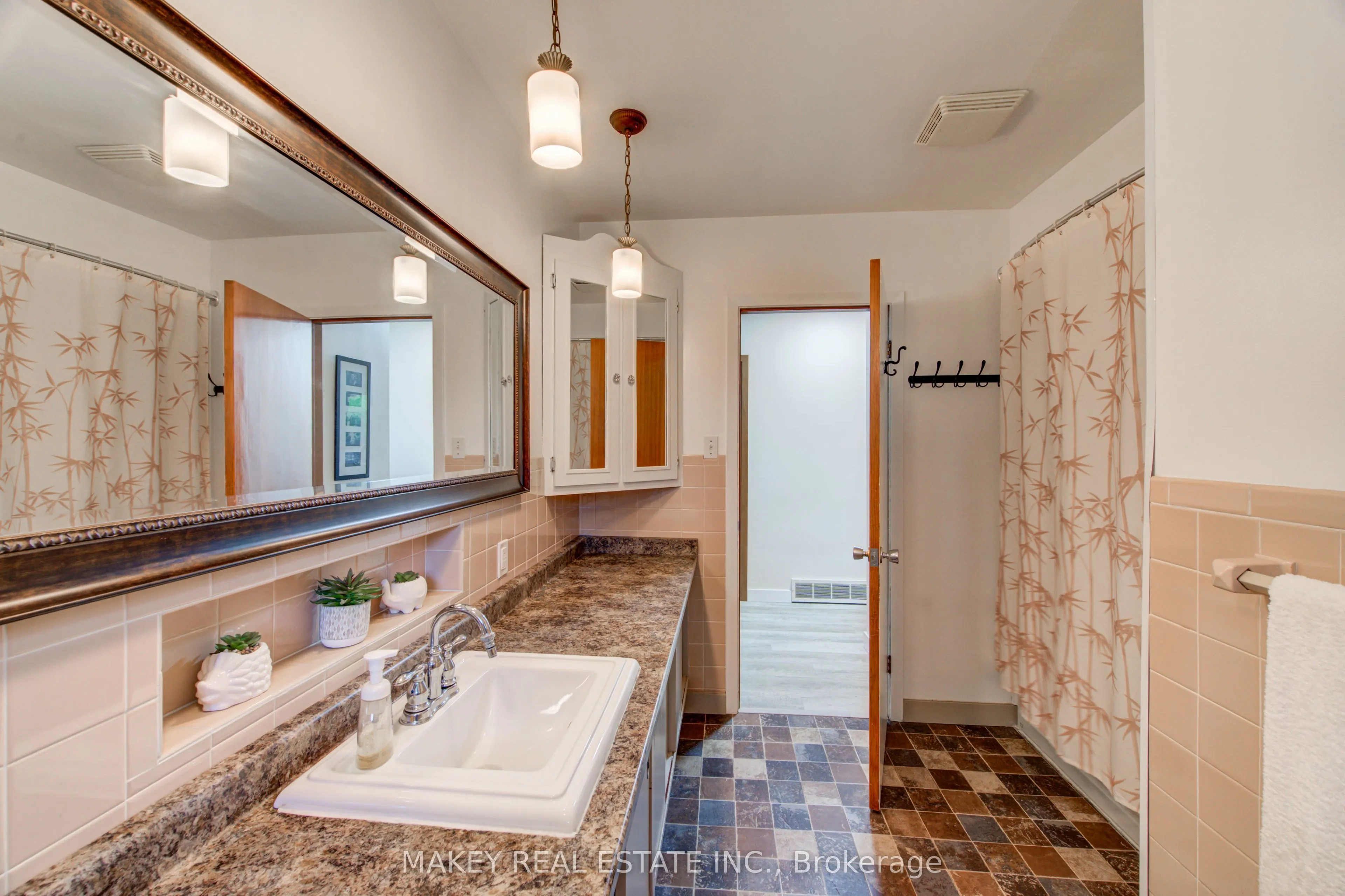 297 Main Street W