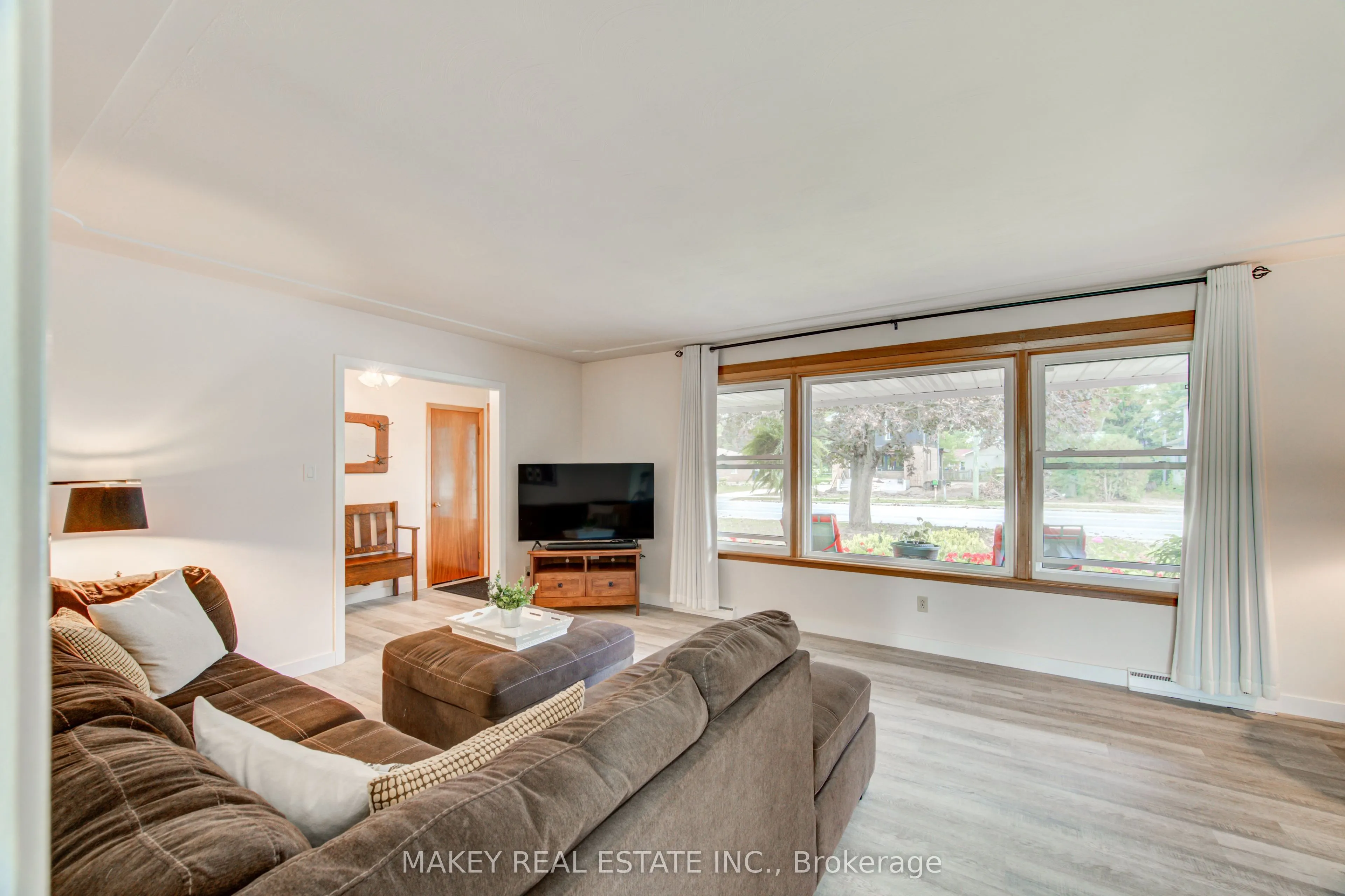 297 Main Street W