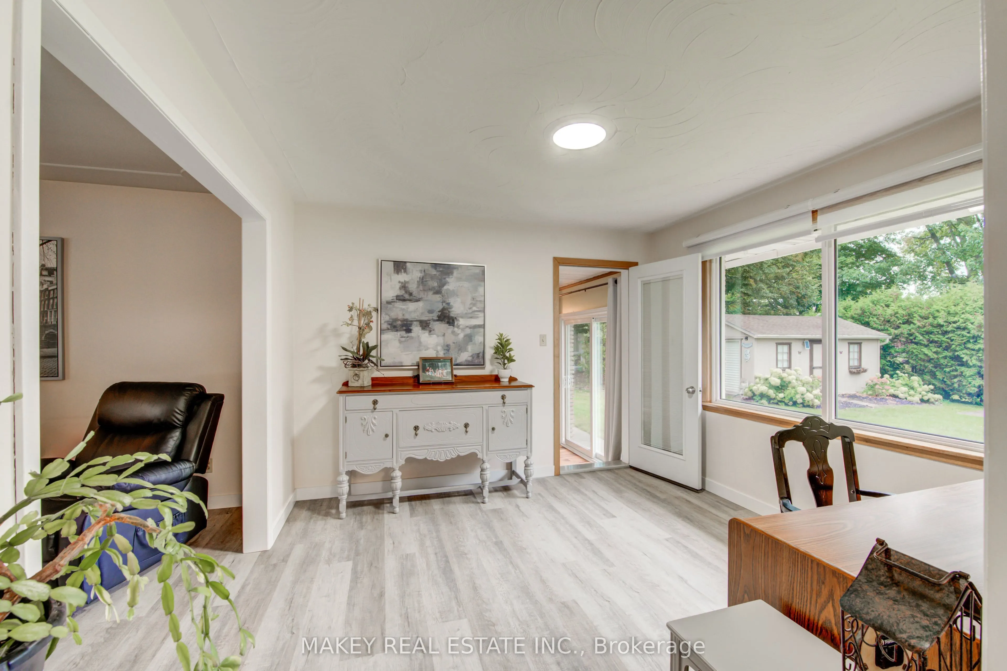 297 Main Street W