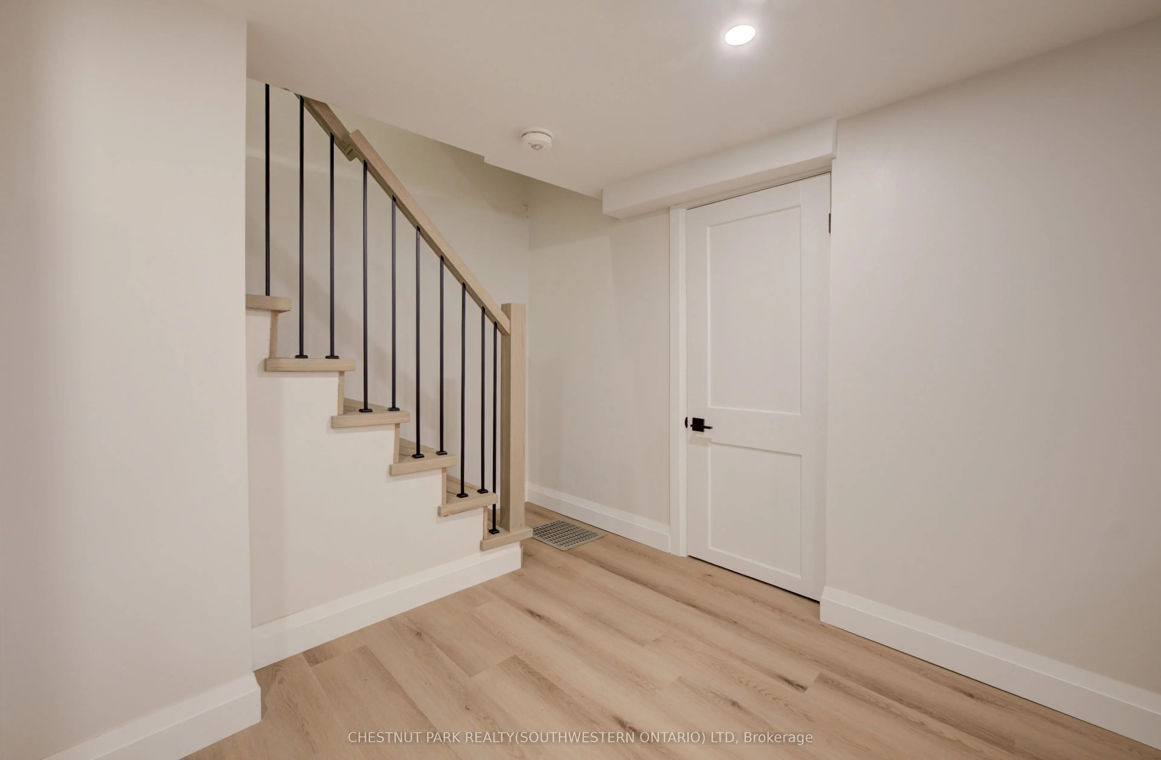 34 Moore Avenue N