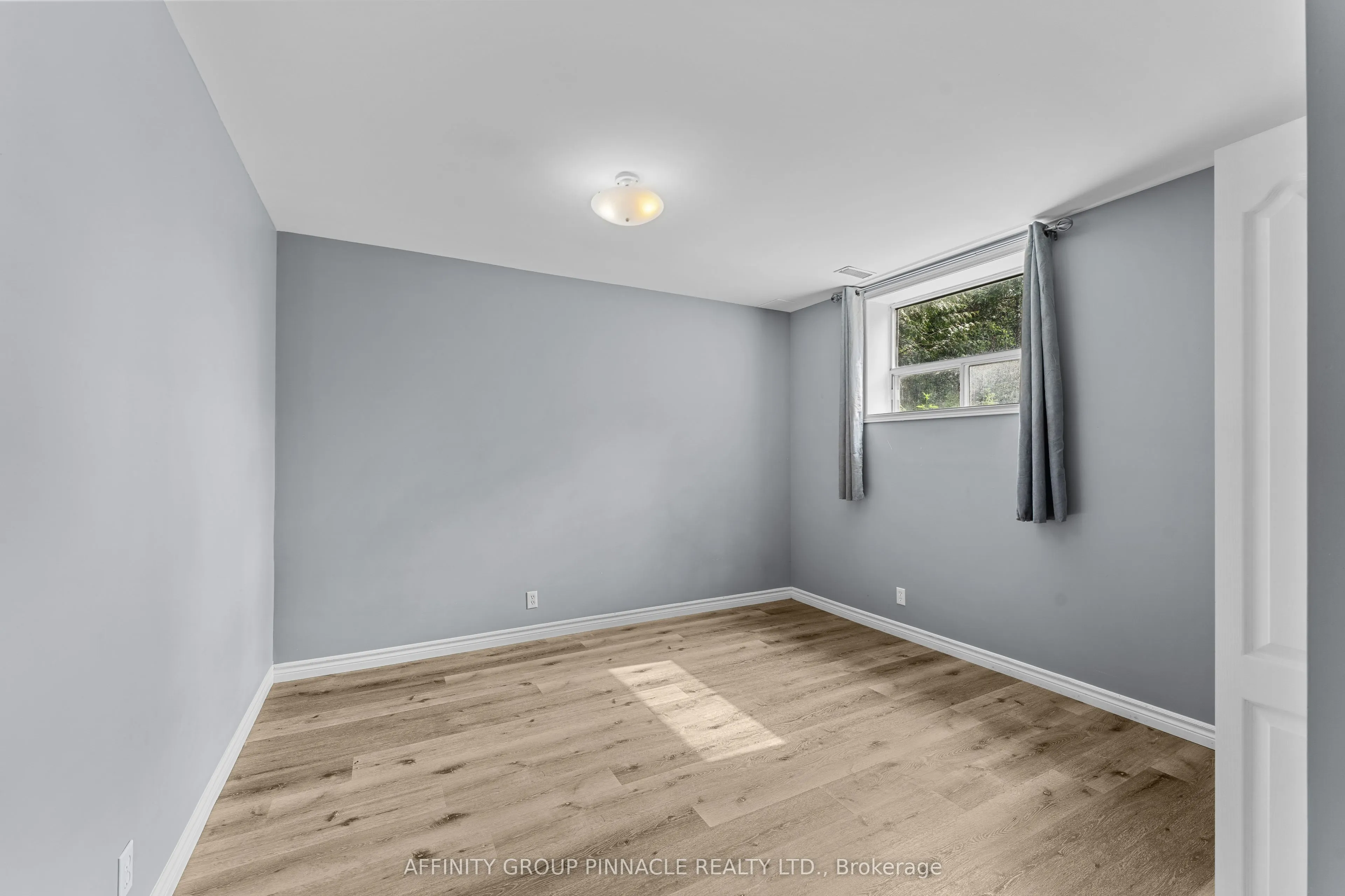 21 Alma Street N