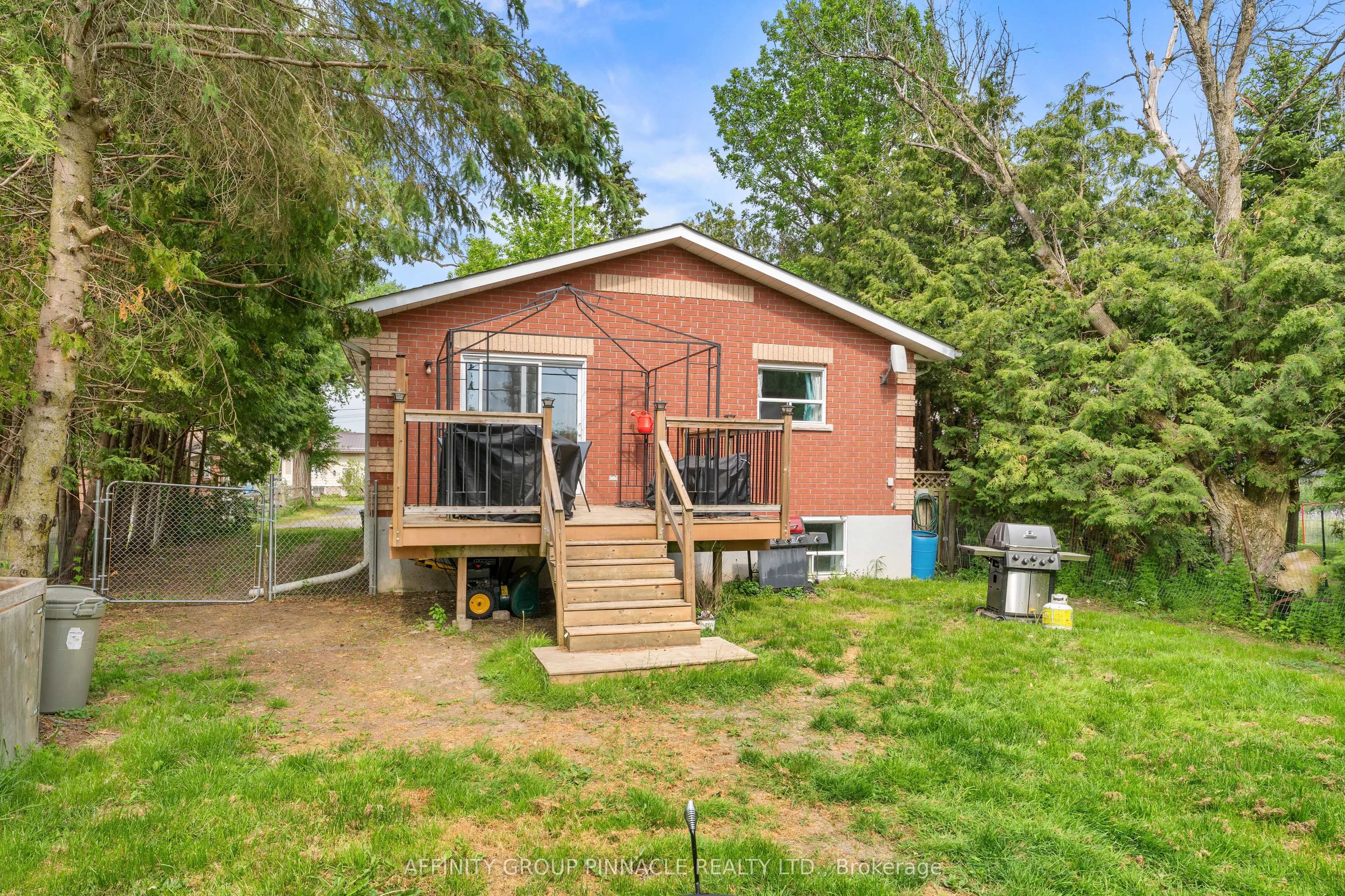 21 Alma Street N