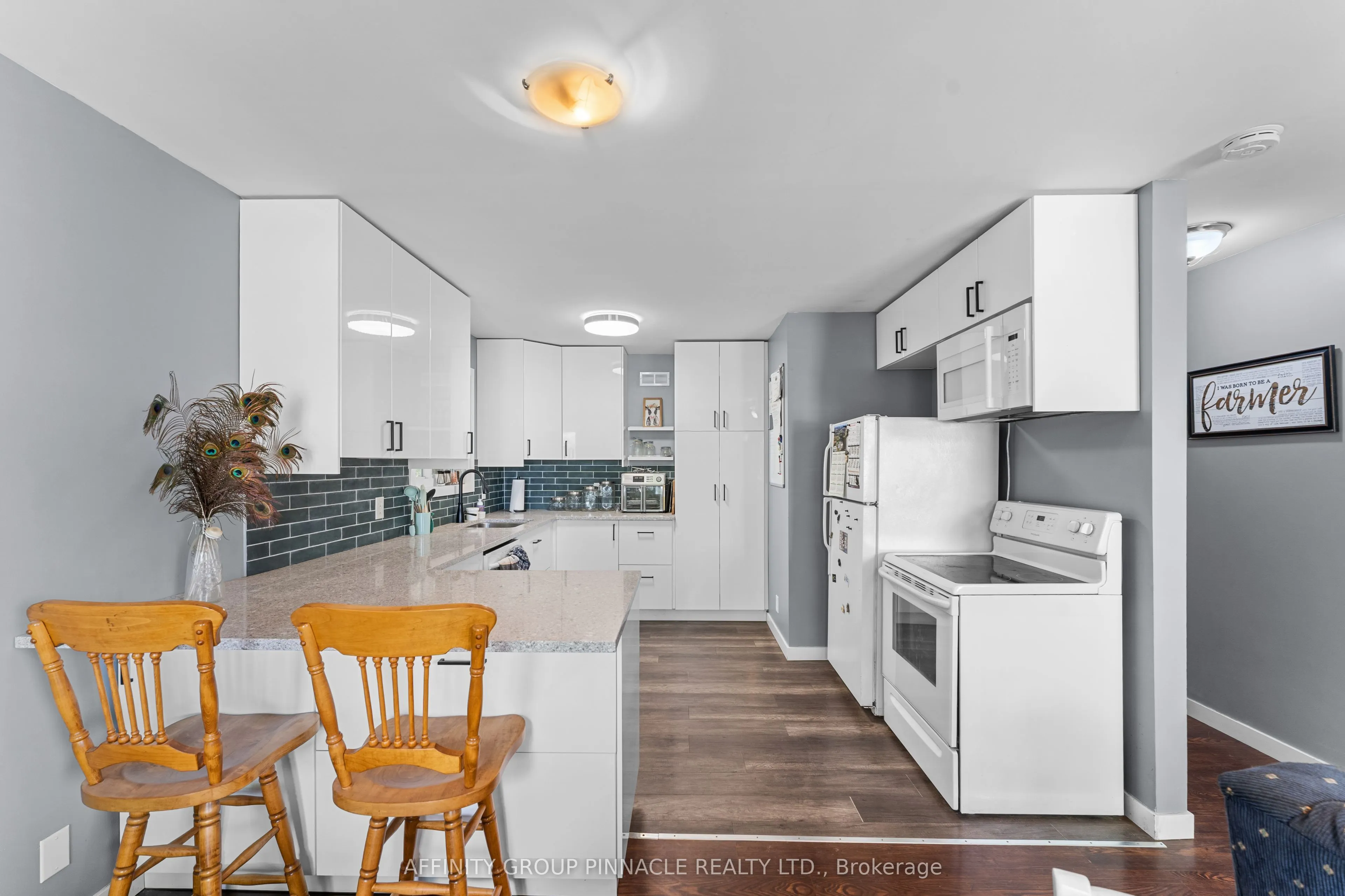 21 Alma Street N