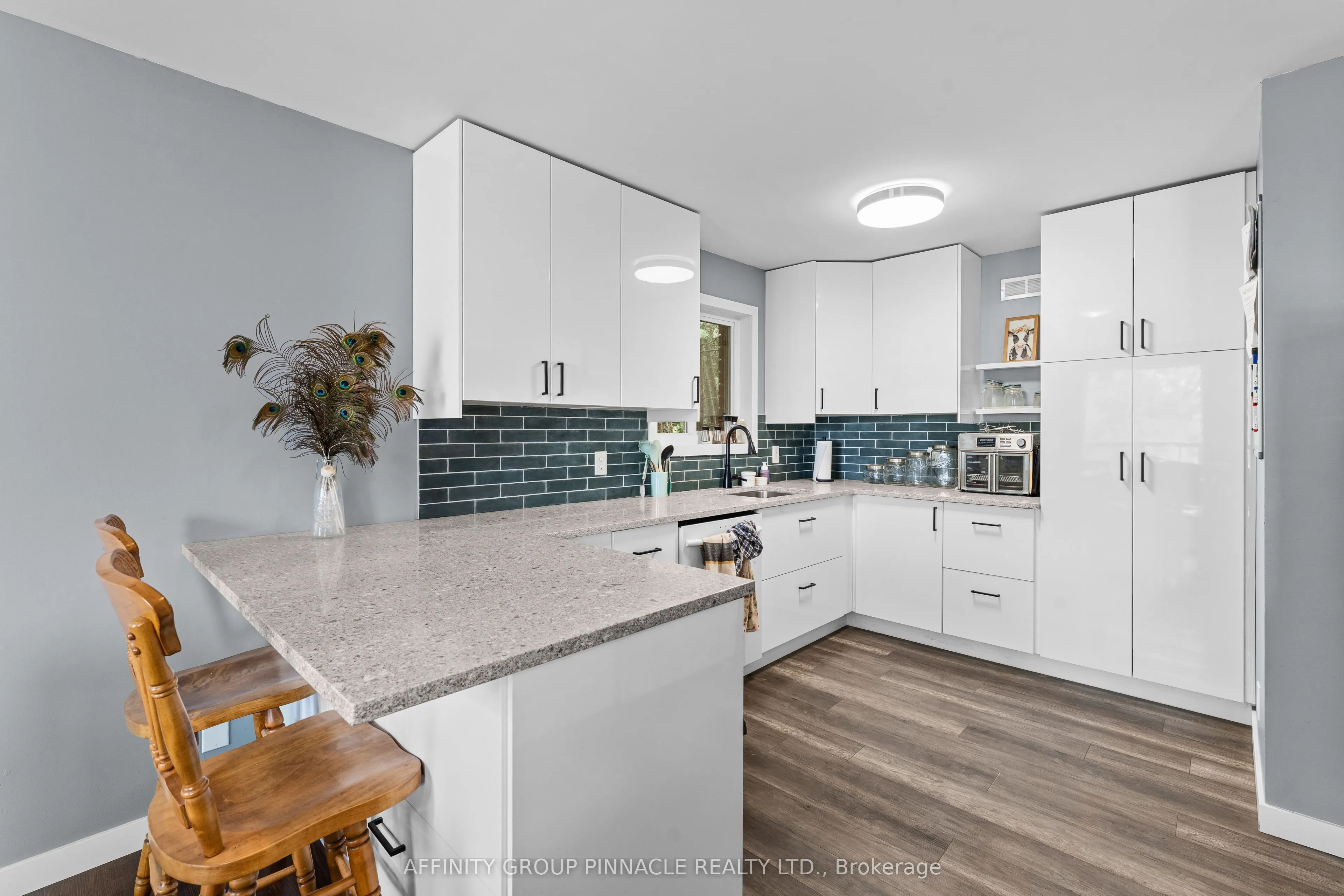 21 Alma Street N