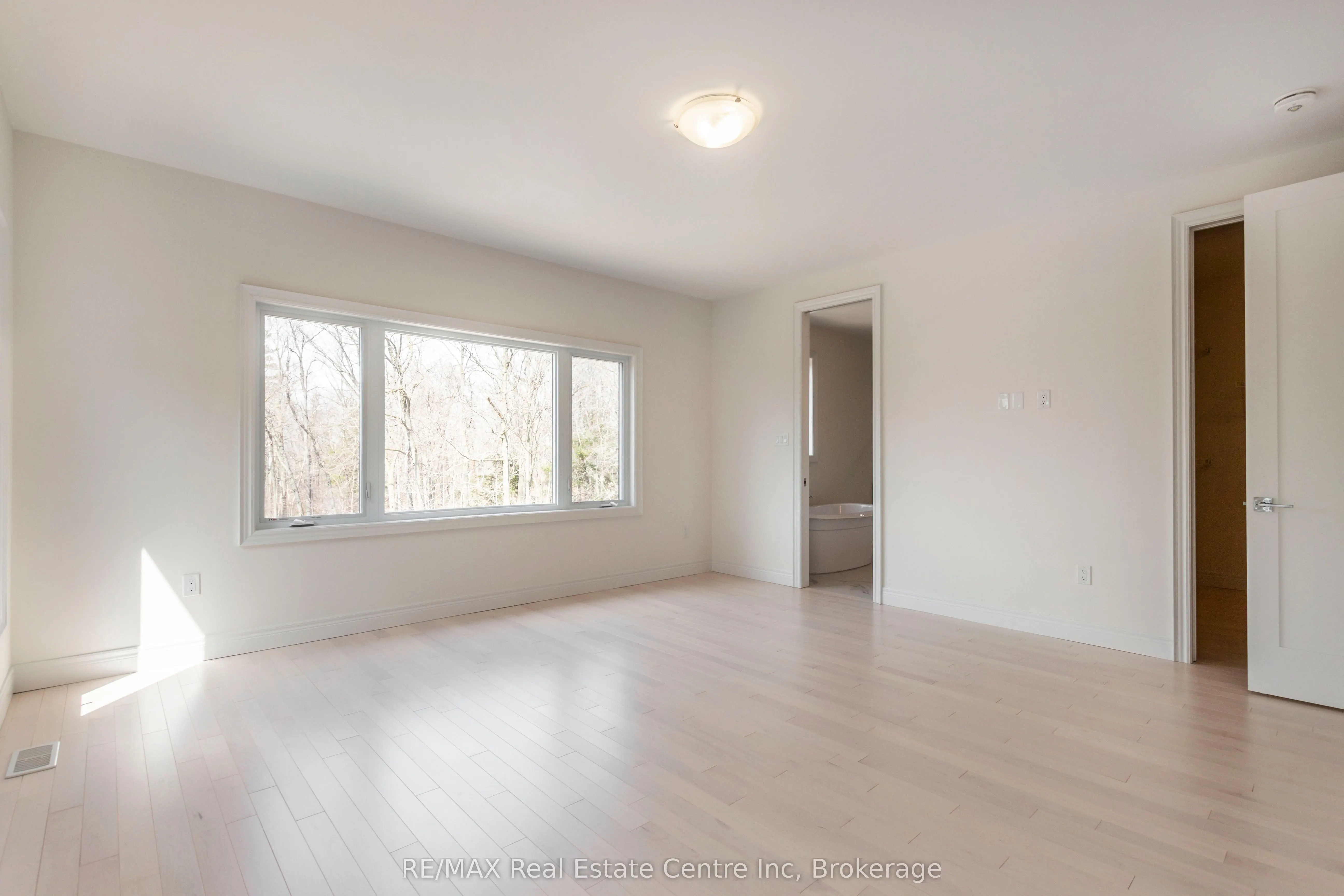 143 Ambrous Crescent
