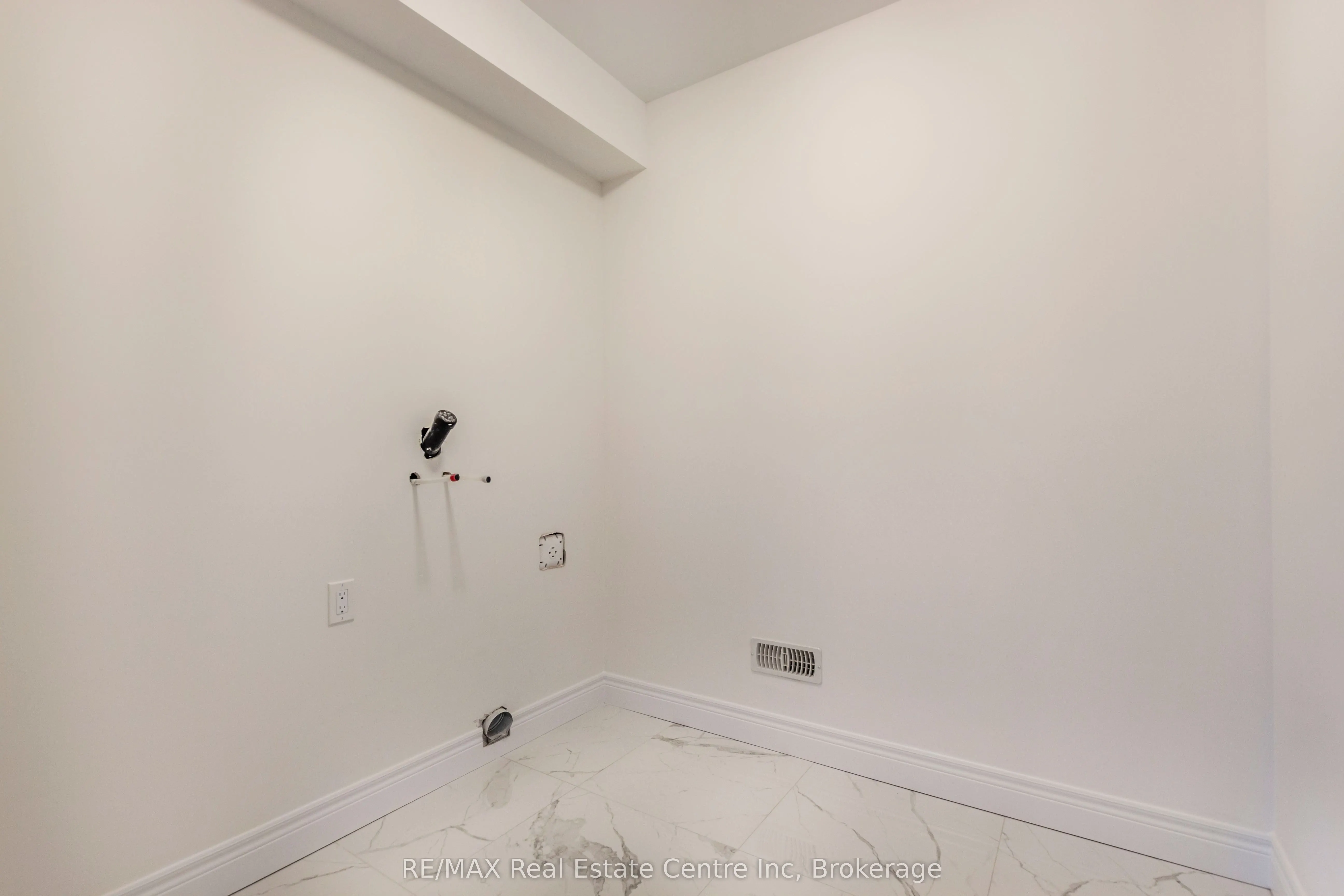 143 Ambrous Crescent