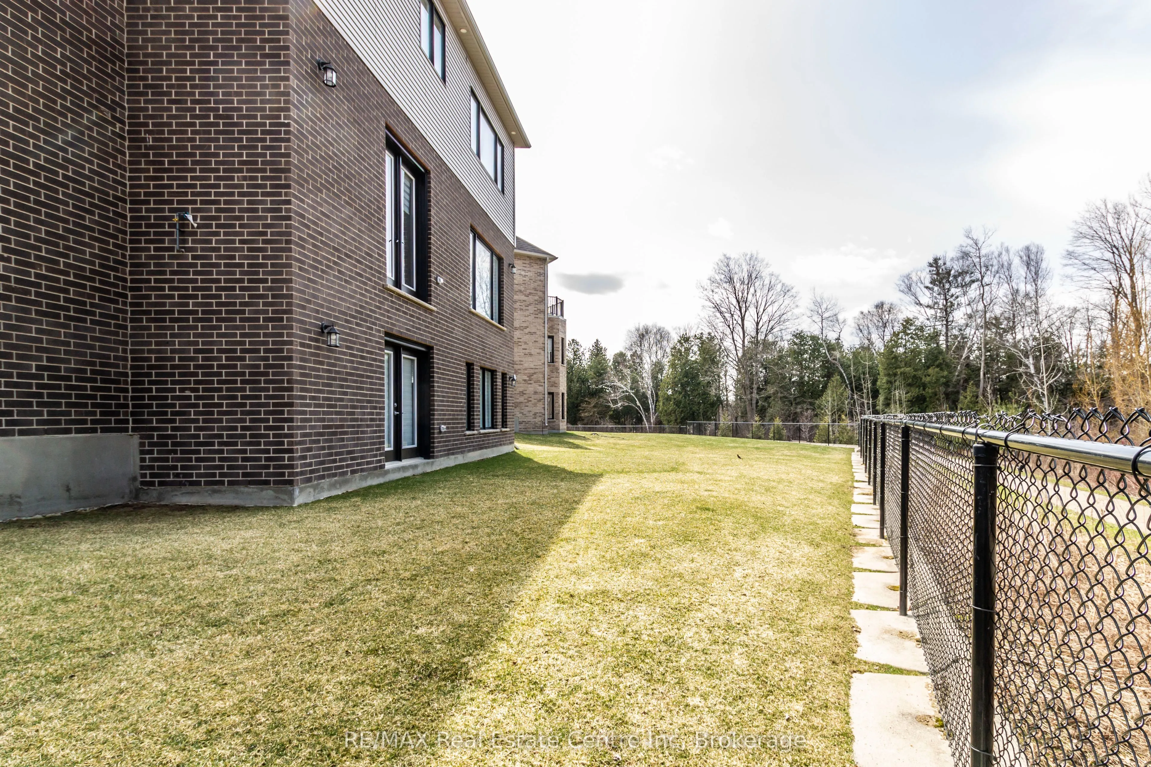 143 Ambrous Crescent