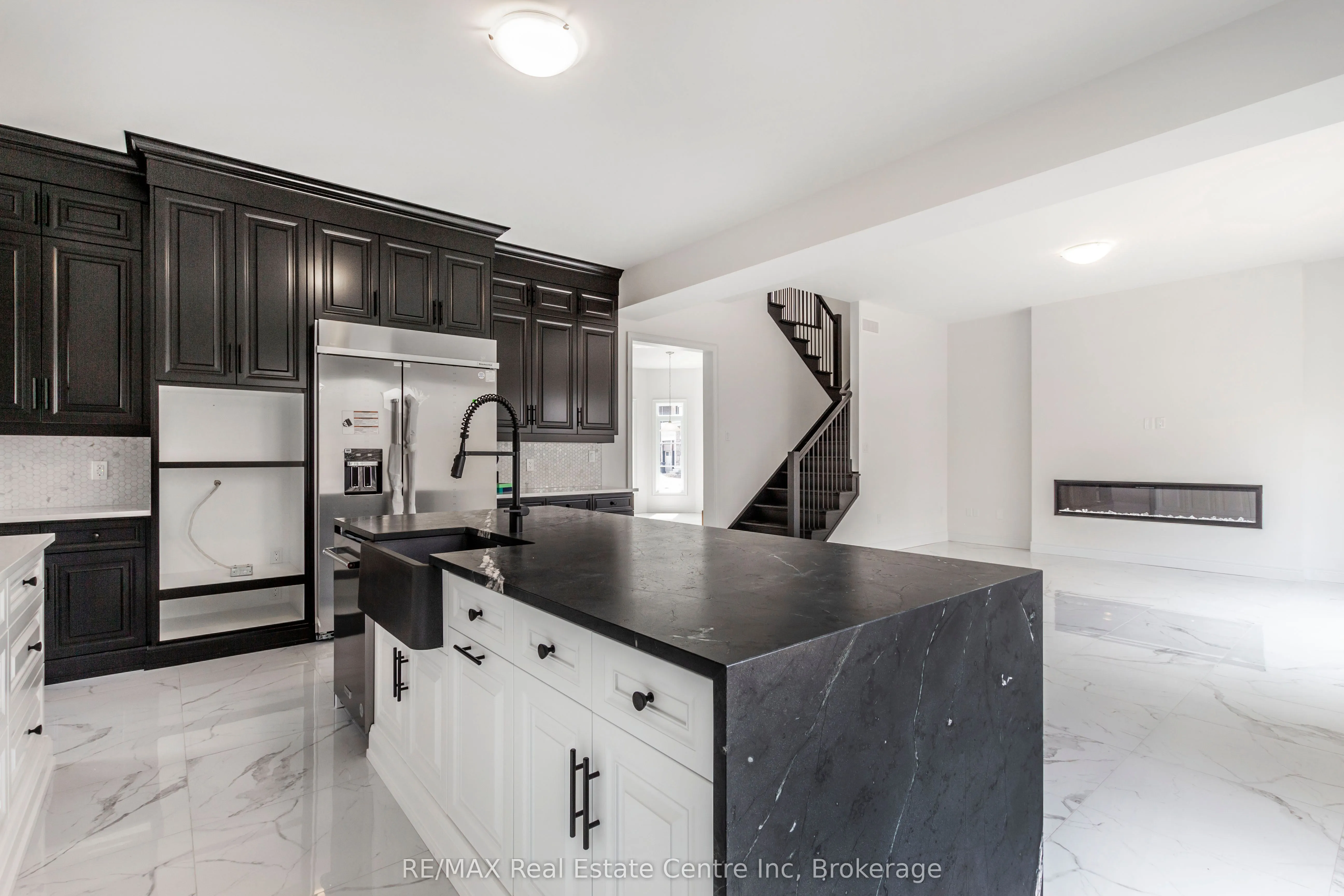 143 Ambrous Crescent