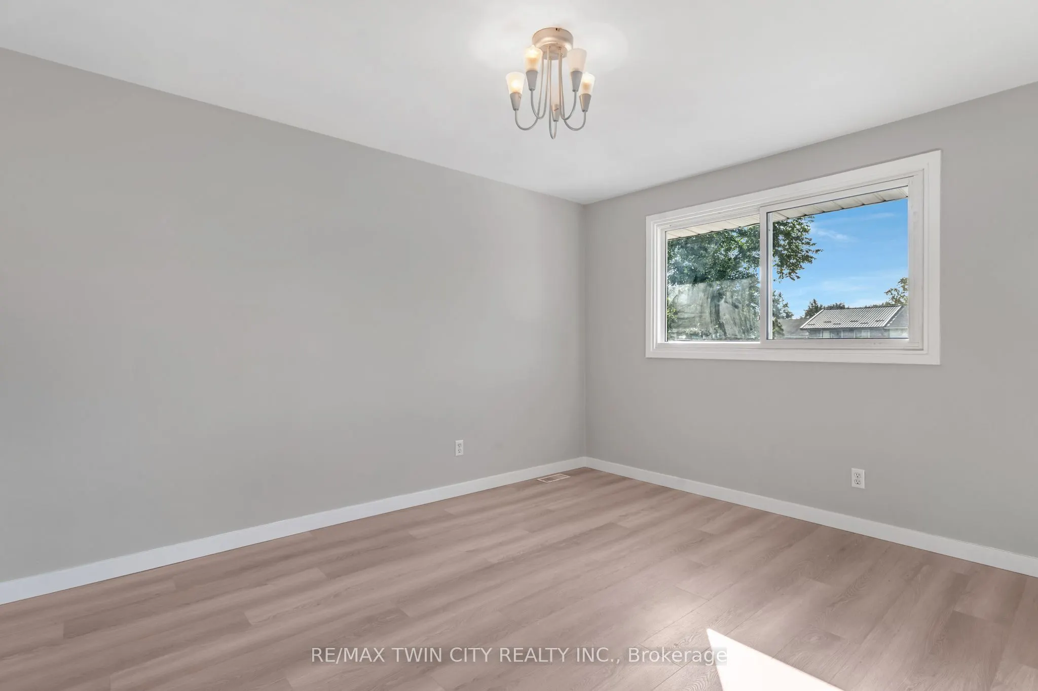 104 Ralgreen Crescent