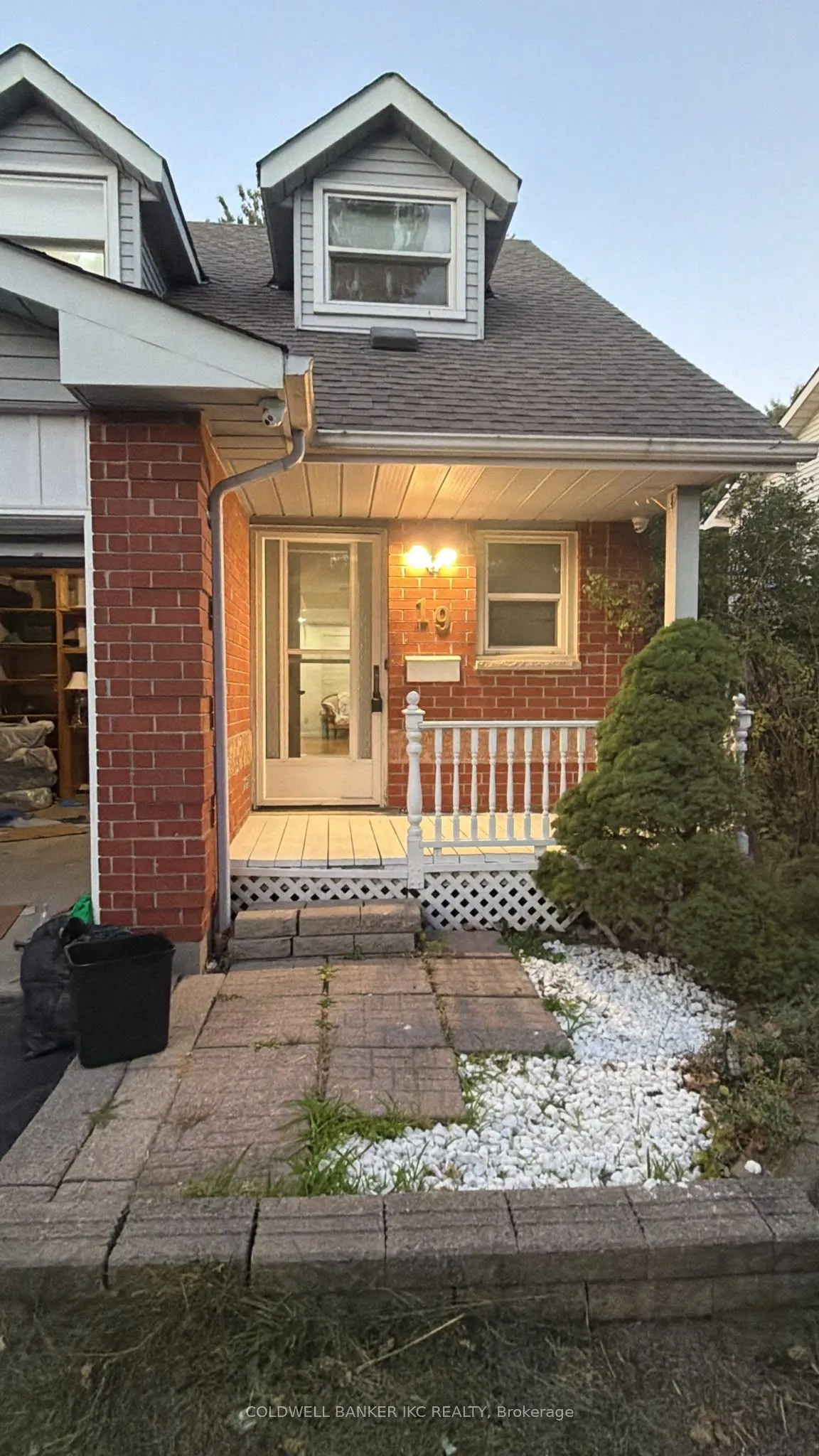 19 GRANDRIDGE Crescent