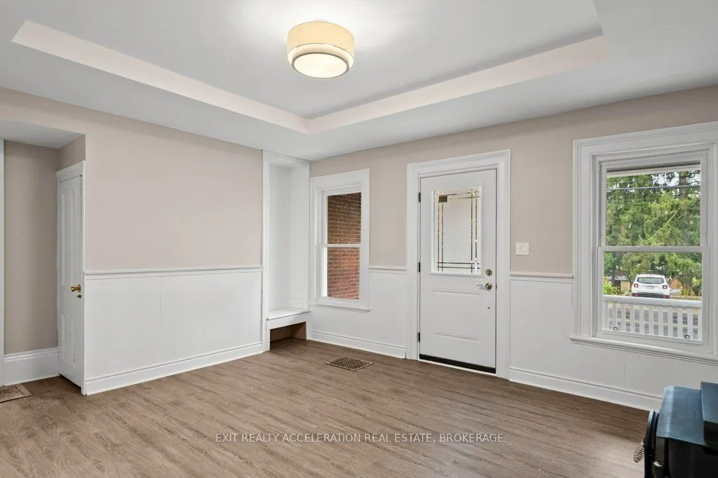 211 Bridge Street W
