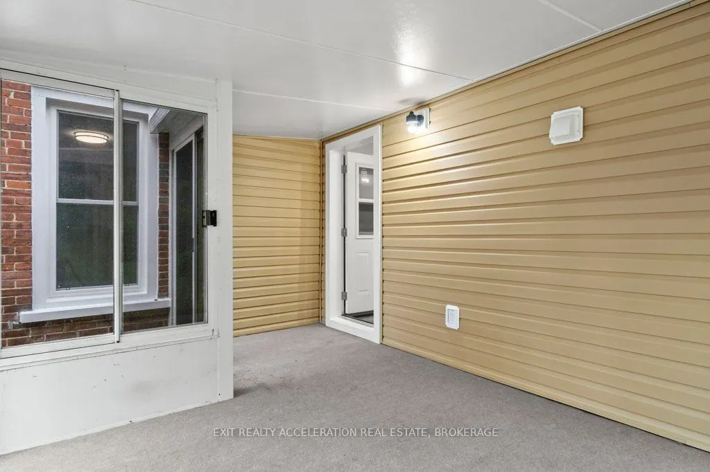 211 Bridge Street W