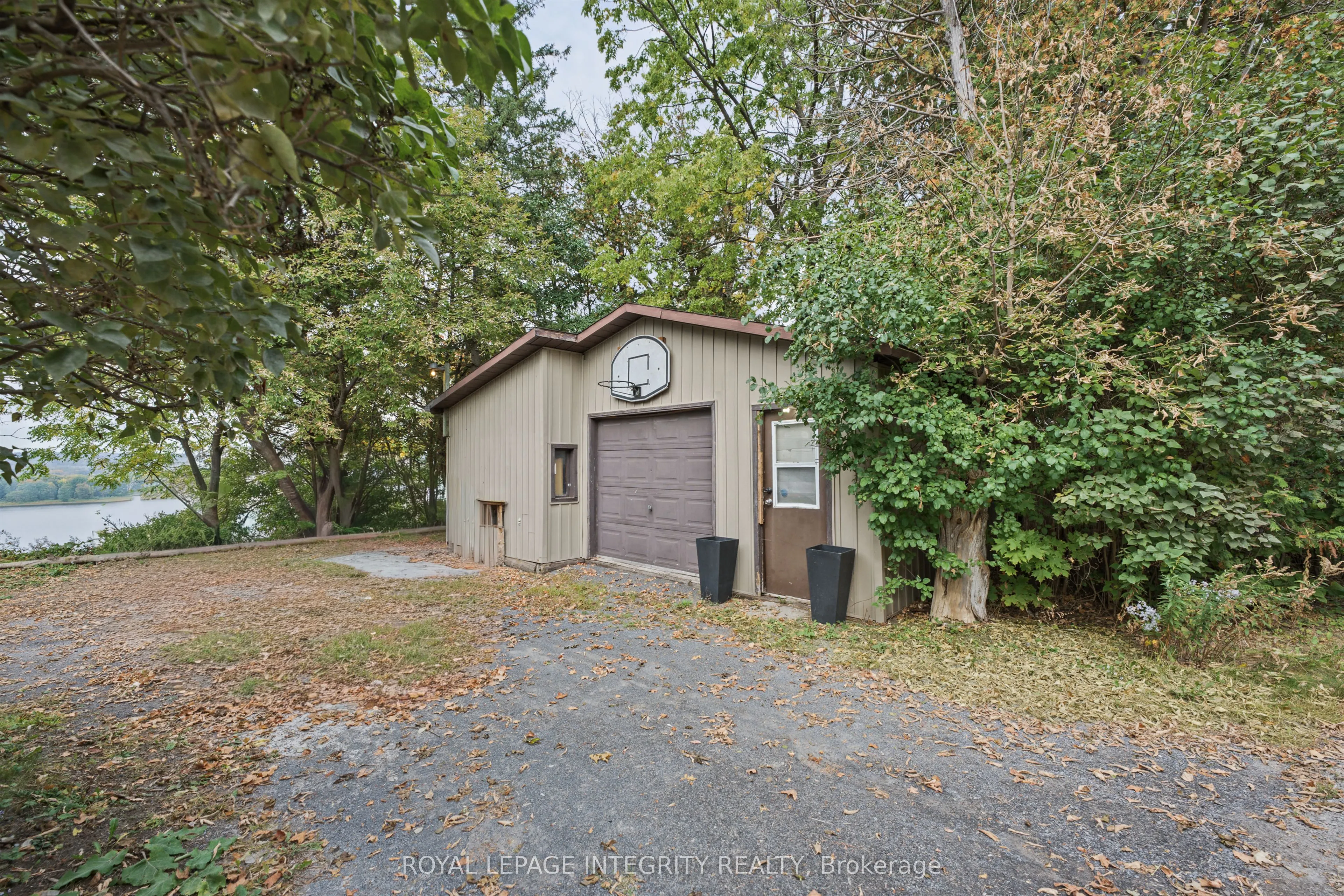 1587 LILAC Lane